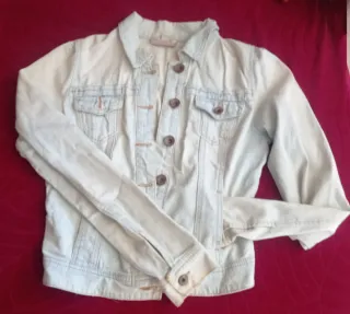 Cazadora vaquera azul claro desgastado