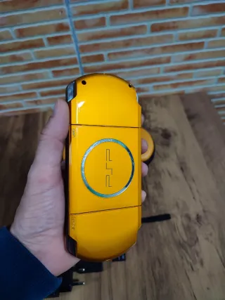 PSP Slim 3004 Amarillo Carnaval