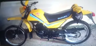 Moto Suzuki Minicros Amarilla.