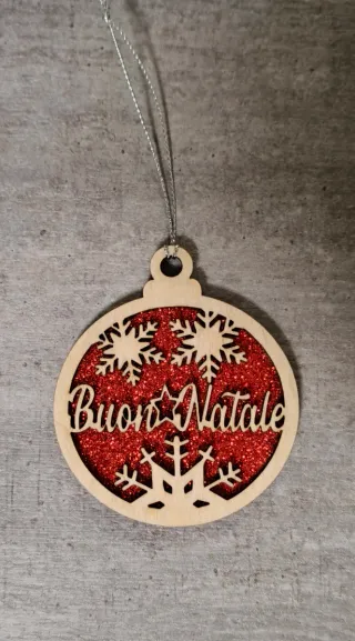 Pallina di Natale in legno con glitter rossi
