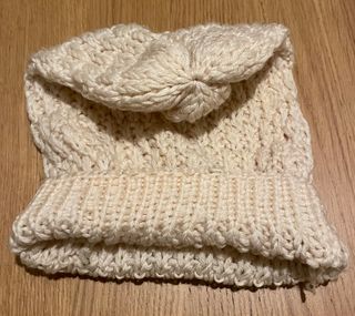 Cappuccio fatto a mano bianco crema