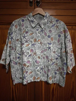 Camisa crop estampada conchas