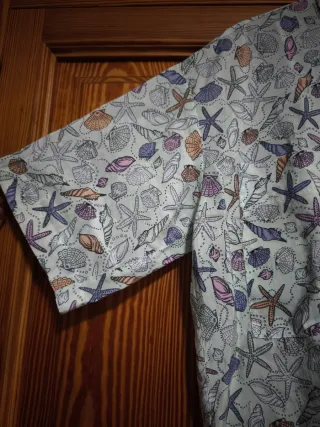 Camisa crop estampada conchas