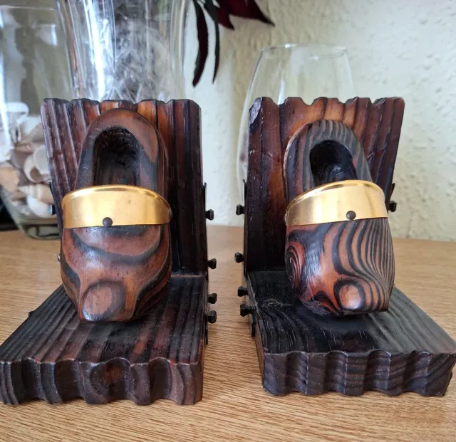 Porta libros madera zuecos dorados