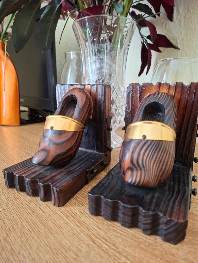 Porta libros madera zuecos dorados