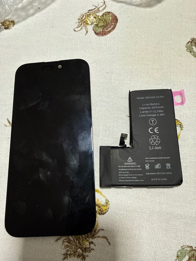 Schermo e Batteria iPhone 15 Pro