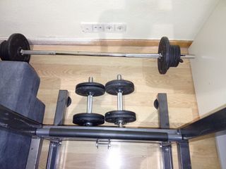 Máquina de dominadas y mancuernas