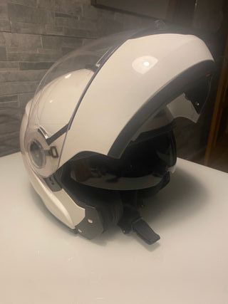Casco de moto blanco con visera oscura