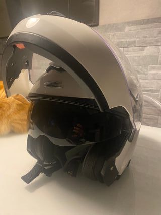 Casco de moto blanco con visera oscura