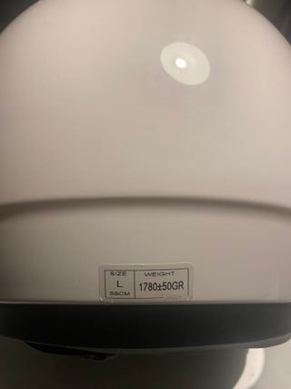 Casco de moto blanco con visera oscura