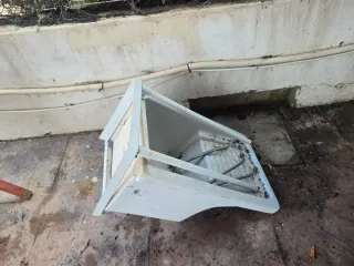 Fregadero de ceramica blanco con patas de hierro.