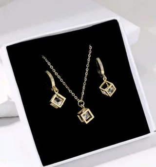 Conjunto de joyas con cubos de cristal