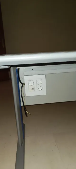 Mesa de oficina gris con sillón