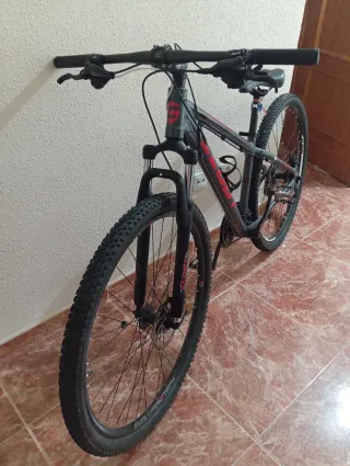 Bicicleta de montaña gris