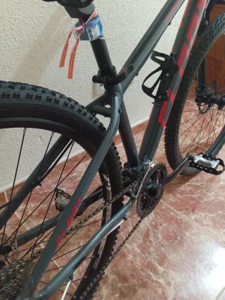 Bicicleta de montaña gris