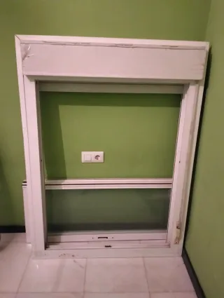 Ventana blanca con persiana