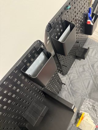 Estanterías Negras y Marrones