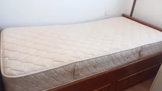 Cama nido con colchón de 90 y escritorio.