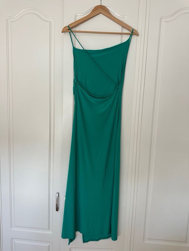Vestido verde asimétrico con abertura