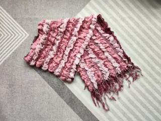 Bufanda efecto arrugado rosa/granate