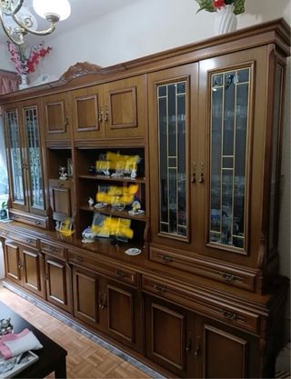 Mesa de comedor redonda de madera, sillas y mueble