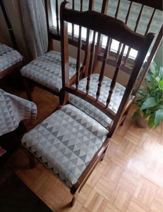 Mesa de comedor redonda de madera, sillas y mueble