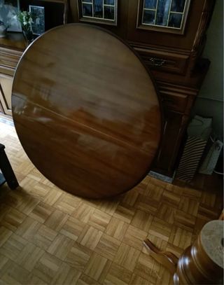 Mesa de comedor redonda de madera, sillas y mueble