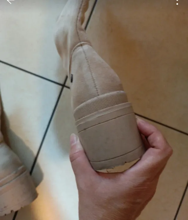 Stivaletti scamosciati crema con tacco