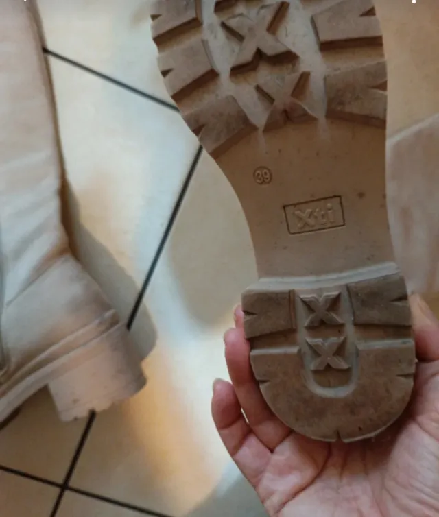 Stivaletti scamosciati crema con tacco