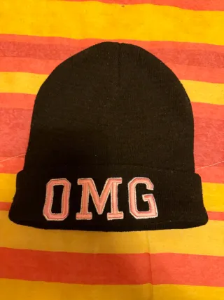 Berretto nero con scritta OMG