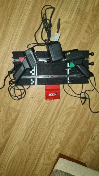 Pista Scalextric SCX con mandos y transformador