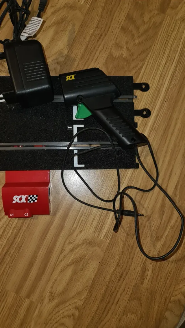 Pista Scalextric SCX con mandos y transformador