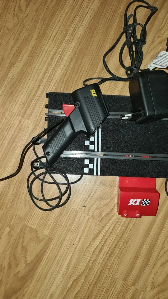 Pista Scalextric SCX con mandos y transformador