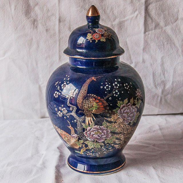 Tarro de jengibre azul cobalto y dorado.