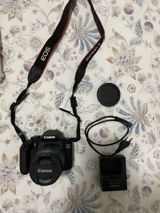 Fotocamera Canon EOS 2000D + obiettivo + accessori