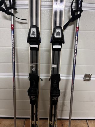 Esquís Atomic con bastones