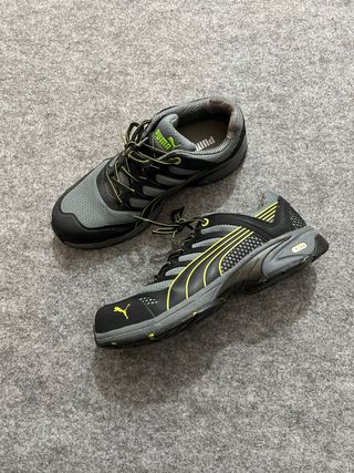 Zapatos de trabajo Puma negros y grises