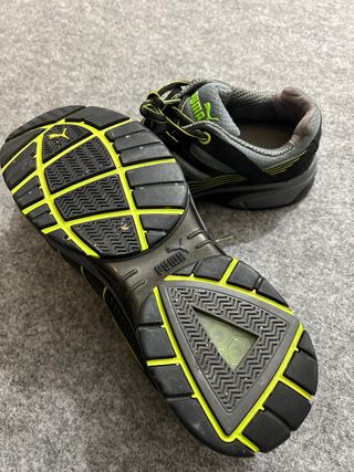 Zapatos de trabajo Puma negros y grises