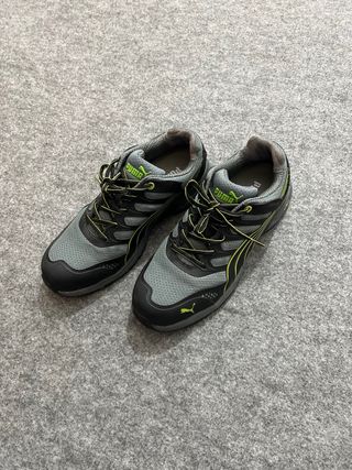 Zapatos de trabajo Puma negros y grises