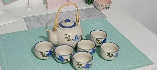 Juego de té de cerámica con detalles azules