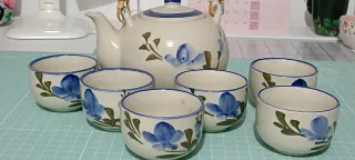 Juego de té de cerámica con detalles azules