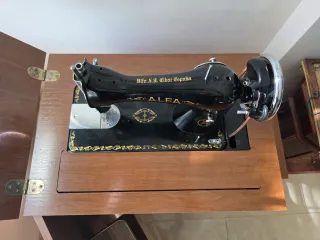 Máquina de coser Alfa con mueble