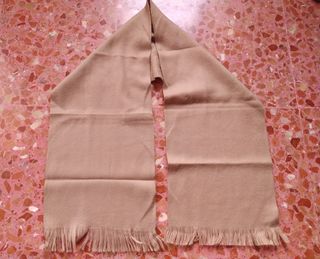 Pañuelo beige con flecos