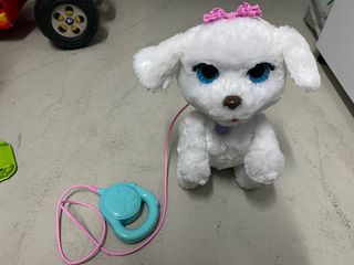 Perro de peluche blanco con correa