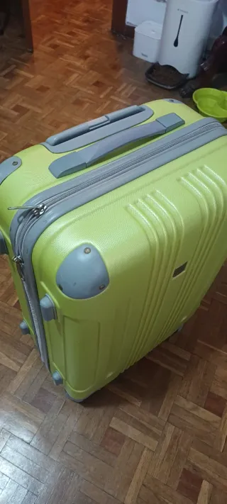 Maleta de 4 ruedas 360° 20kg verde y gris
