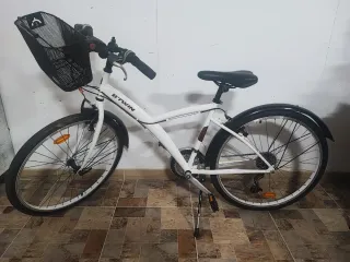 Bicicleta blanca B'TWIN con cesta