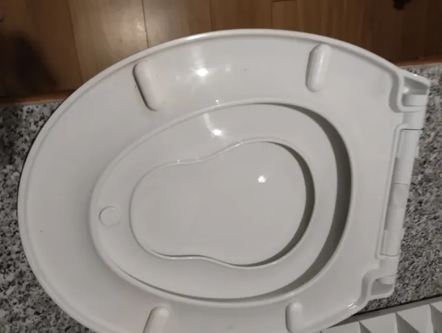 Tapa de inodoro blanca de plástico