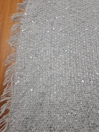 Fular gris con detalles plateados