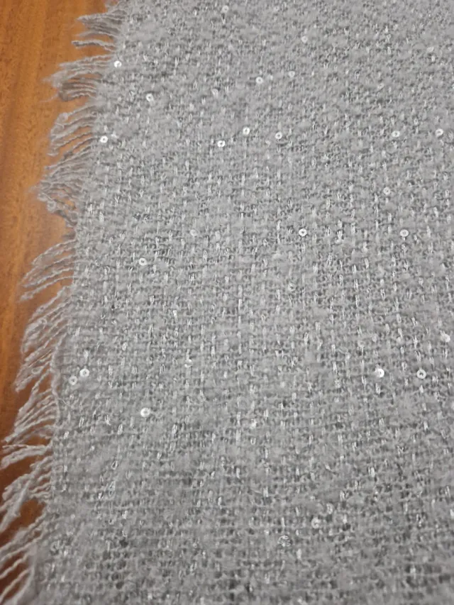 Fular gris con detalles plateados