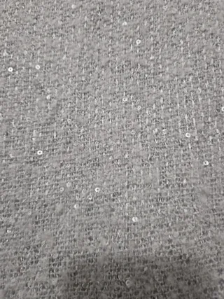 Fular gris con detalles plateados